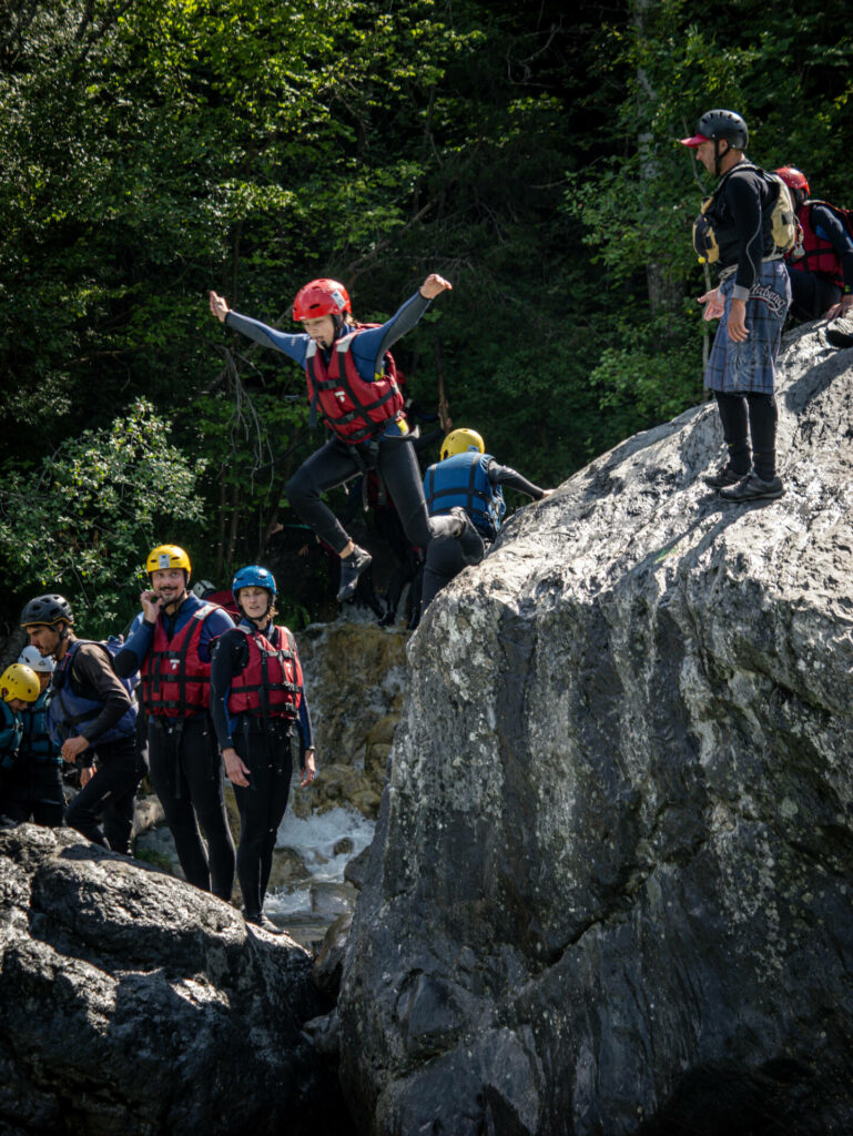 saut du rocher dans la rivière pendant la descente en rafting