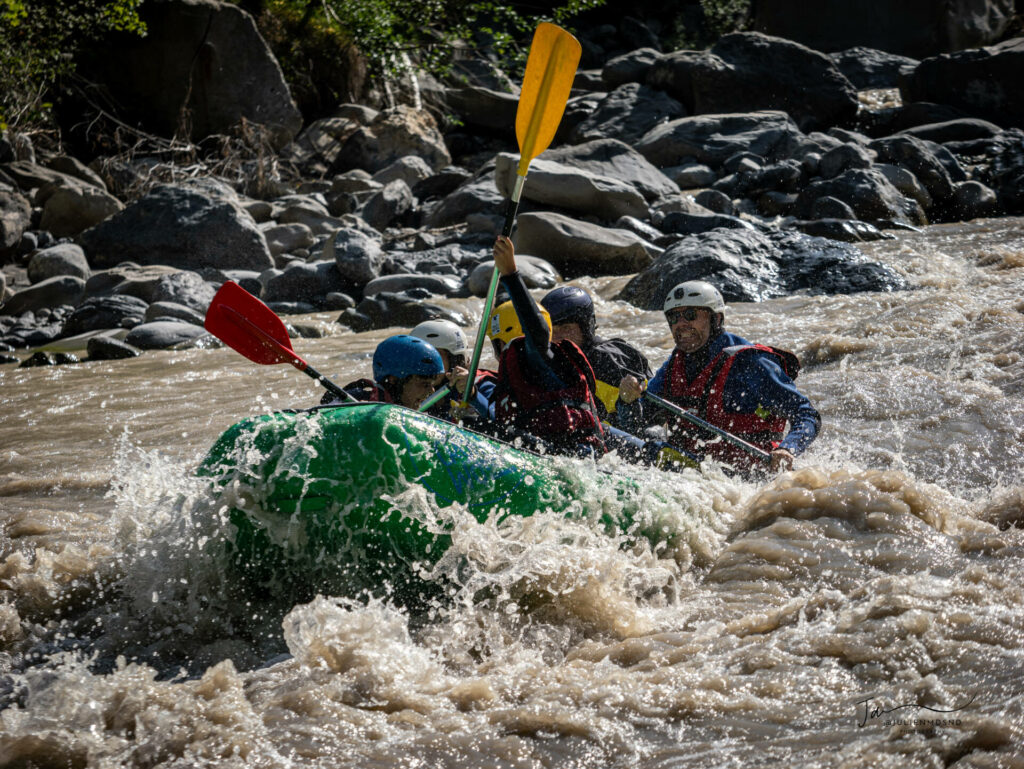 Ubaye rafting - un raft vert qui passe une vague de la rivière