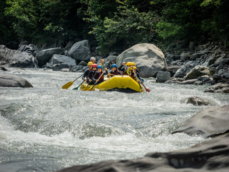 Ubaye rafting : un bateau jaune qui descente le rapide de la dent du requin