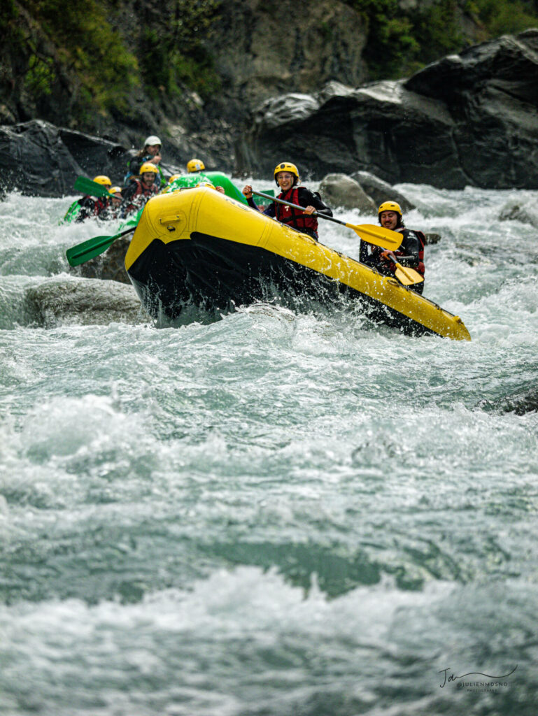 Sur l'Ubaye en Rafting un raft jaune affronte les rapide de la vallée