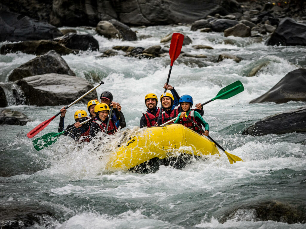 Joie d'une équipe pour un enterrement de vie de garçon en raft dans les alpes