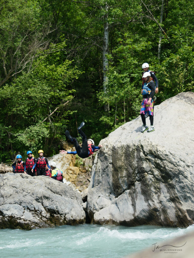 Saut d'un rocher dans la rivière Ubaye avec une équipe EVG