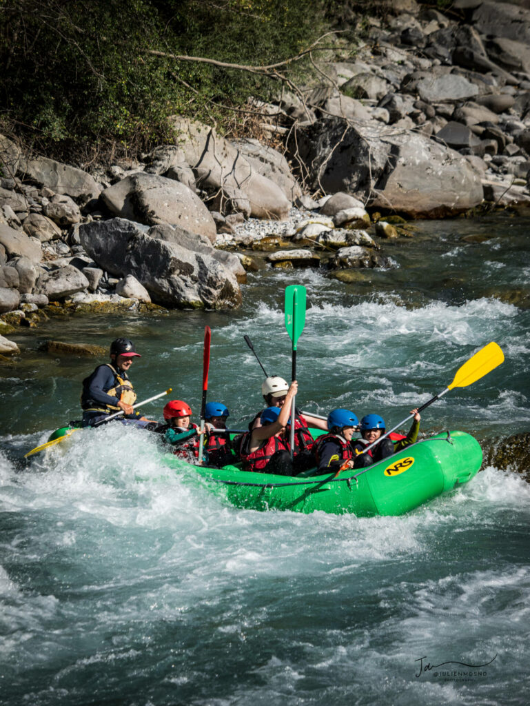 Descente en rafting vert sur l'Ubaye avec une équipe en position du banzai