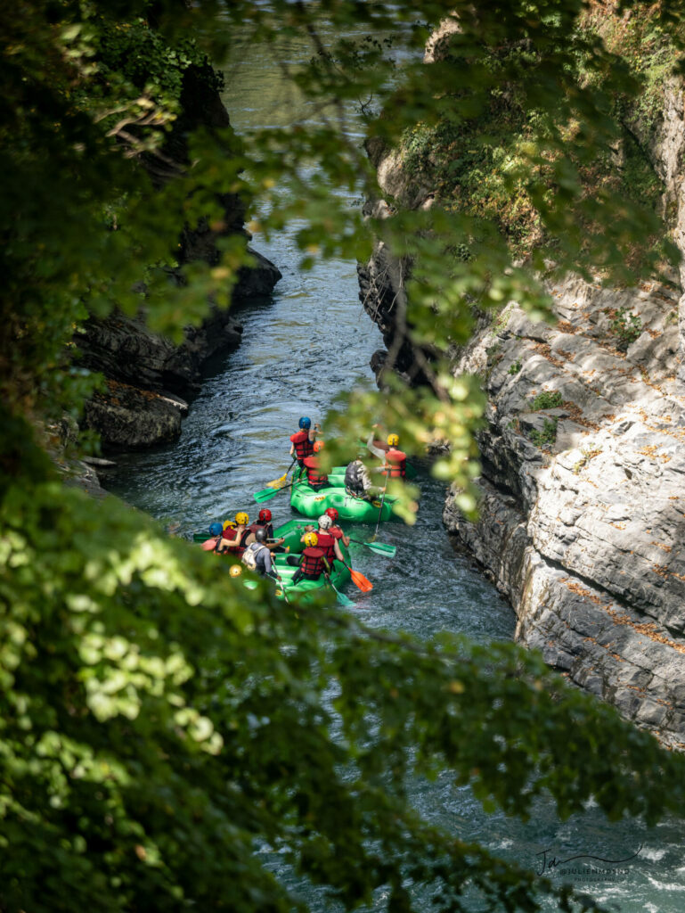 Passage dans les gorges des alpes pour aller en rafting au lac de serre Ponçon