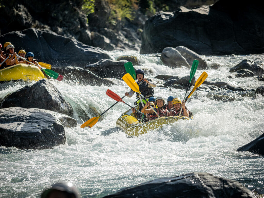 Raft ç serre ponçon - un raft jaune descend la rivière dans les alpes 04