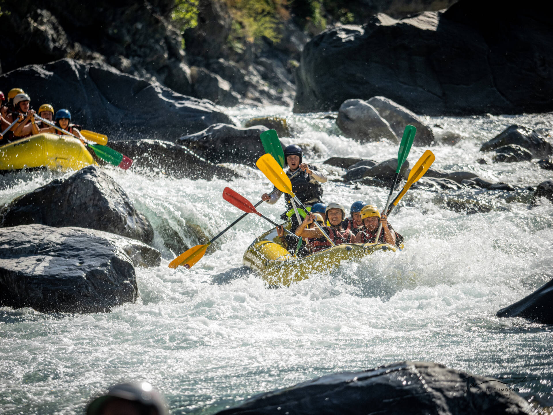 Raft ç serre ponçon - un raft jaune descend la rivière dans les alpes 04