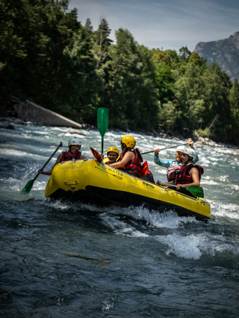 Un raft jaune sur l'Ubaye dans les Alpes de haute Provence