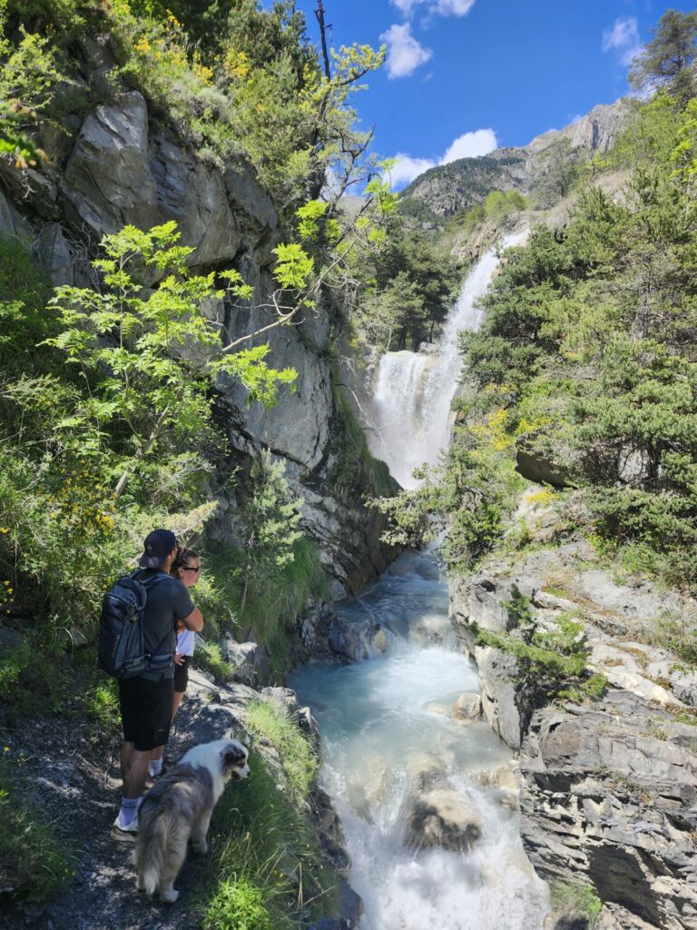 un couple regarde les belles cascades de l'ubaye au lauzet