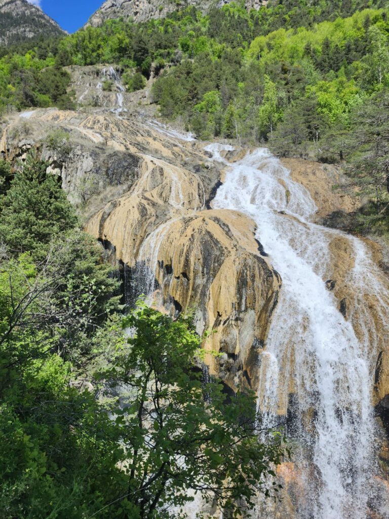 Vue de la cascades de costeplane, l'eu qui sort de la roche