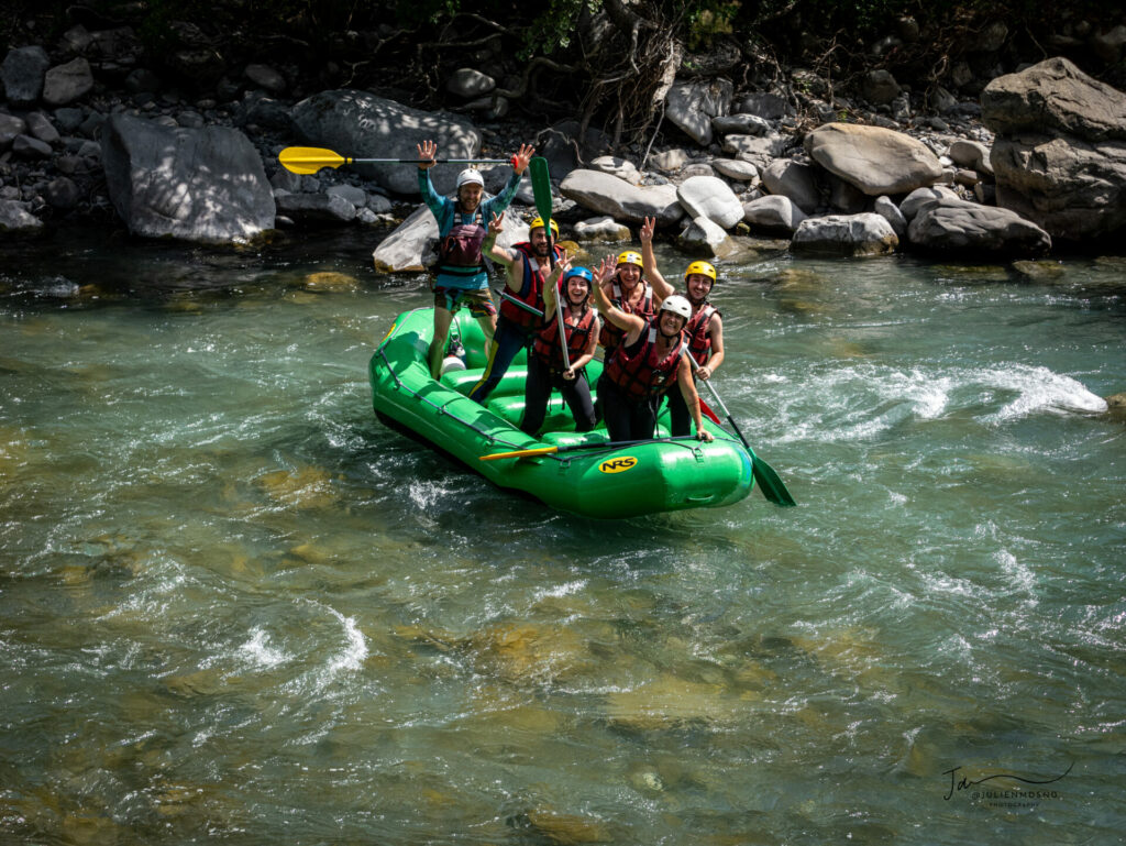 Debout dans un raft vert pendant un séjour ado