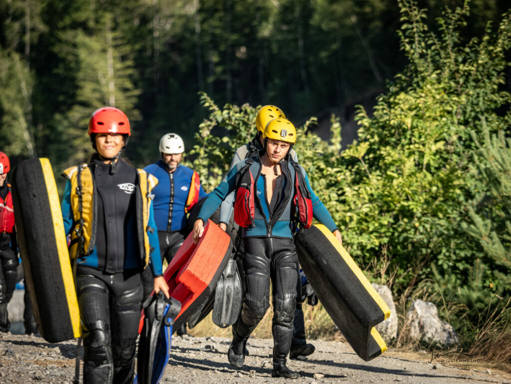 un groupe en hydrospeed dans les alpes
