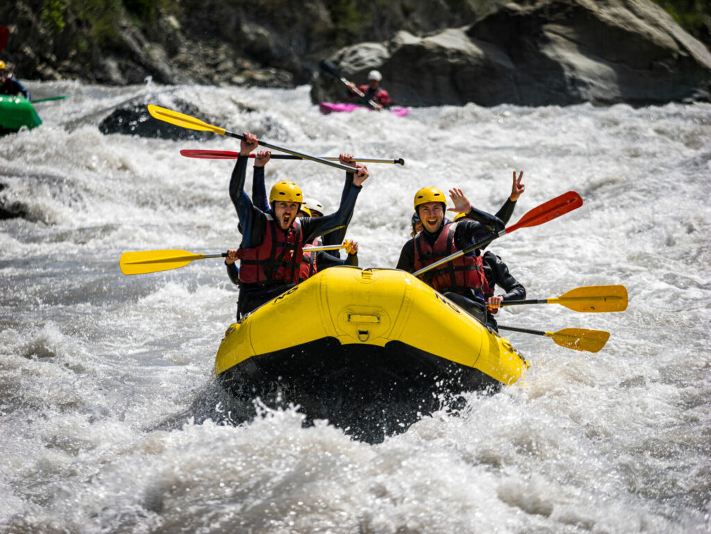 Rafting à Barcelonnette , un groupe d'amis qui descend l'Ubaye