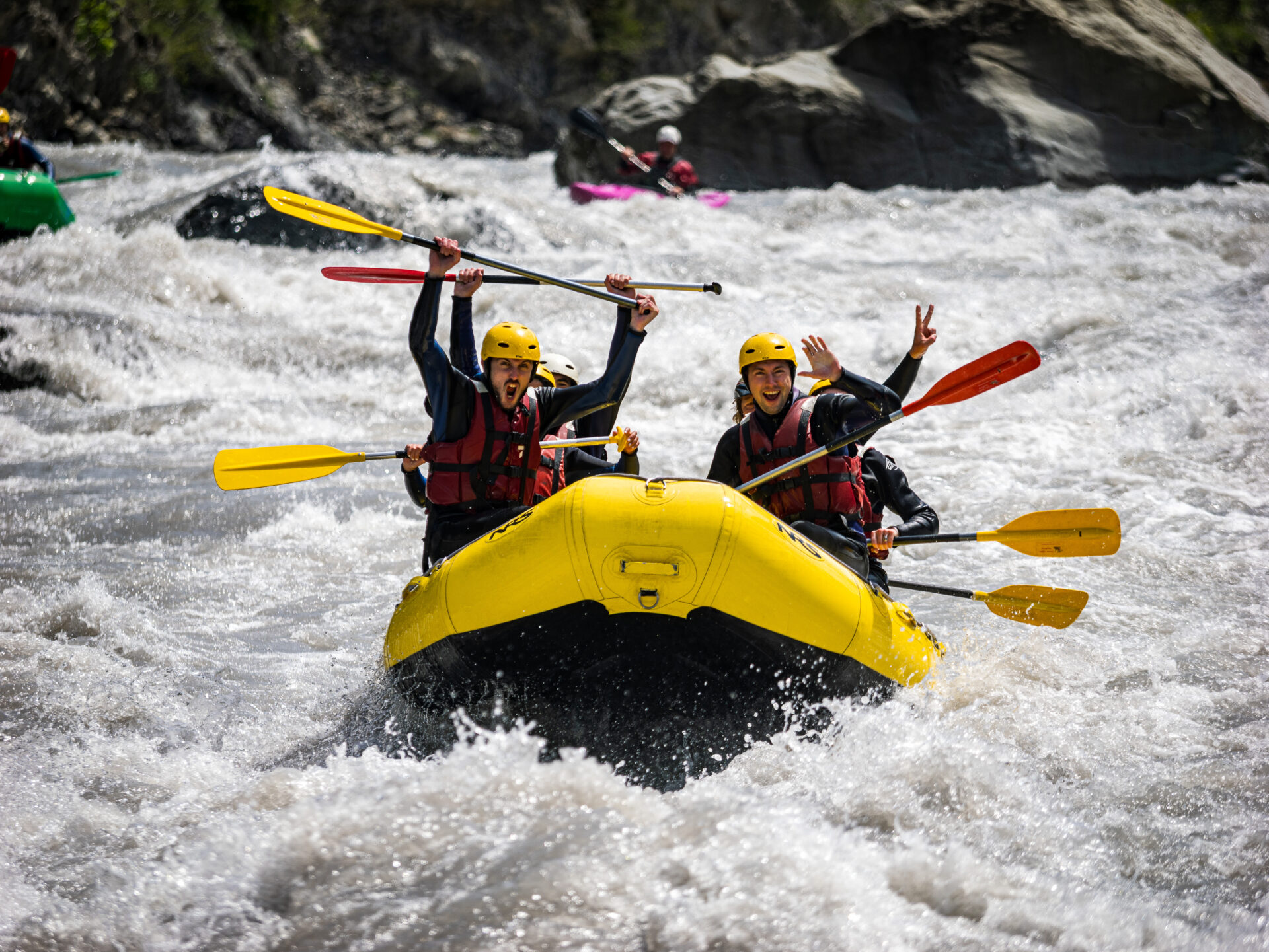 Rafting à Barcelonnette , un groupe d'amis qui descend l'Ubaye