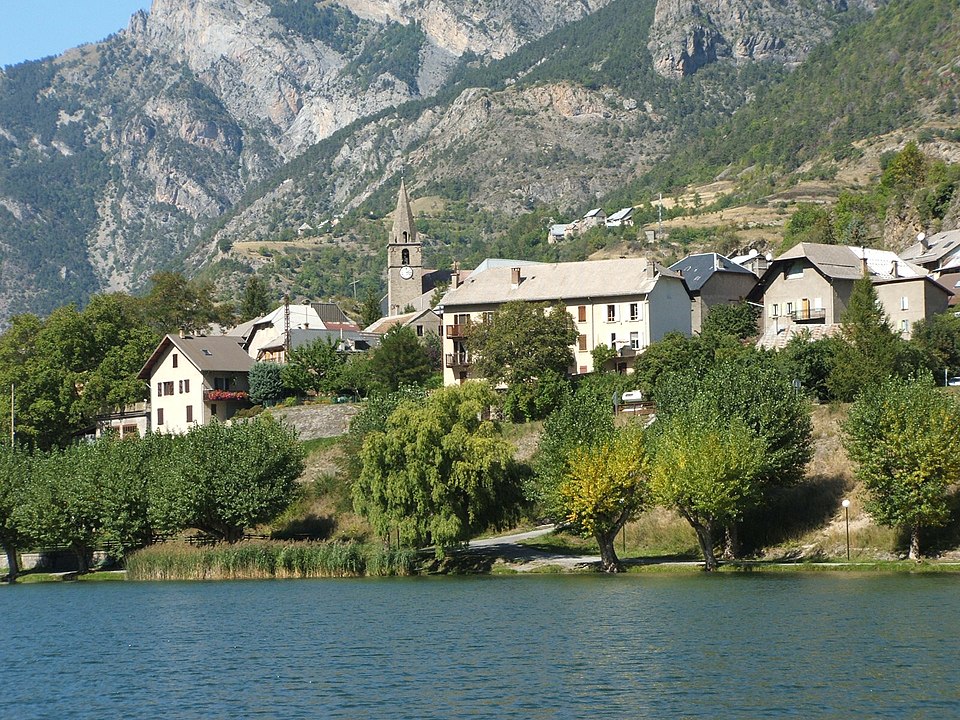 Le panorama du Lauzet ubaye avec son lac naturel