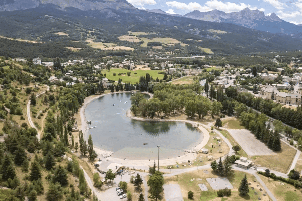 Le lac de Jausiers pour se détendre et manger au pied du col de la Bonnette en Ubaye