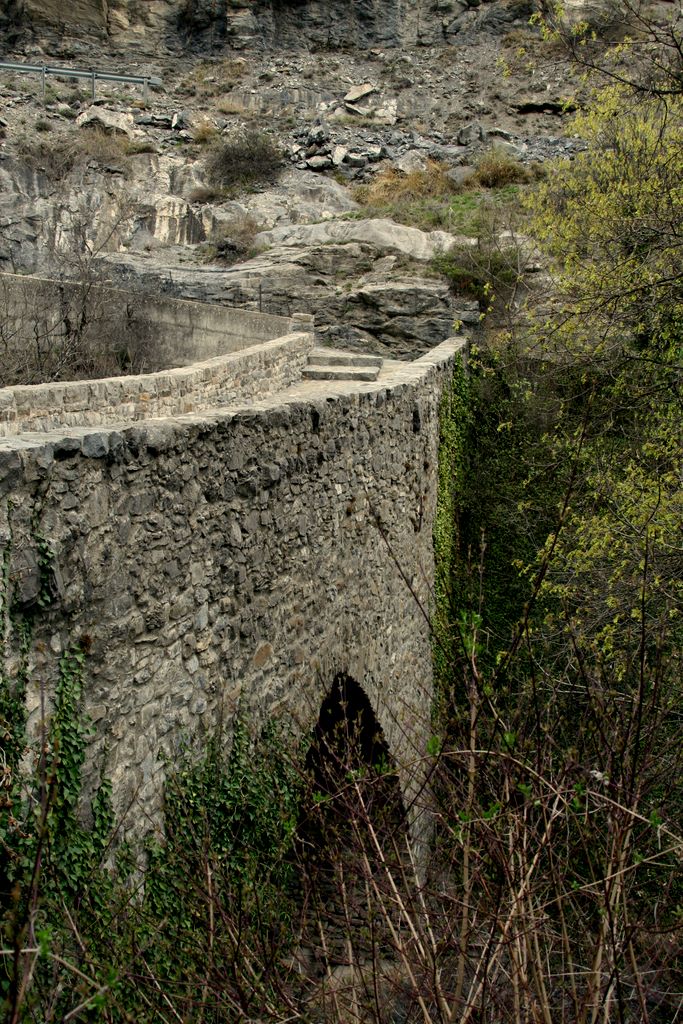 le pont romain du lauzet ubaye avec sa route romaine.
