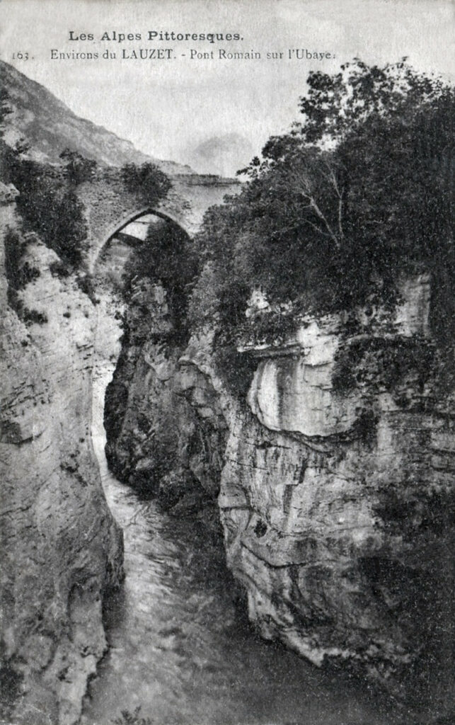 Une vue du pont médiéval du Lauzet ubaye.
