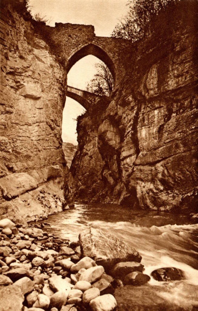 le pont médiéval vue de la rivière Ubaye